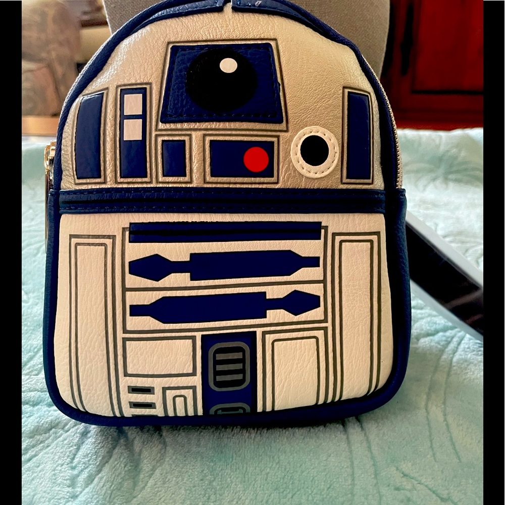 NWT Loungefly Disney Parks Exclusive Starwars R2D2 Wristlet or Be…
